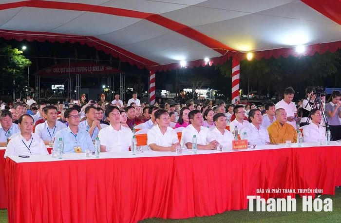 Các đại biểu dự lễ hội.
