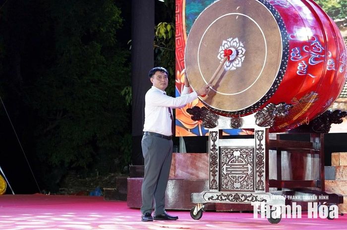 Bí thư Đảng ủy, Chủ tịch HĐND xã Tống Sơn Nguyễn Xuân Dũng đánh trống khai hội.