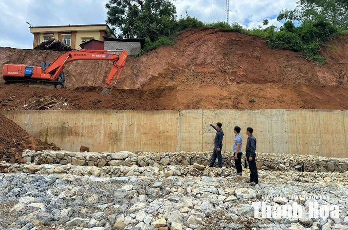 Cán bộ xã Văn Phú kiểm tra công trình phòng, chống thiên tai trên địa bàn xã.