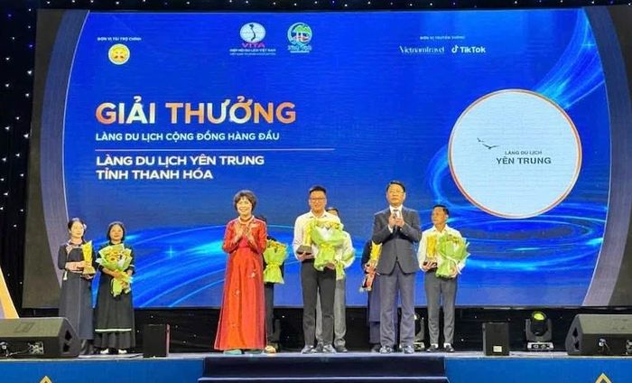 Làng du lịch Yên Trung nhận Giải thưởng Làng du lịch cộng đồng hàng đầu tại Lễ trao Giải thưởng Du lịch Việt Nam - VITA Awards 2026 diễn ra ngày 9/7 tại tỉnh Ninh Bình. Ảnh: Fanpage Làng du lịch Yên Trung - Yên Định