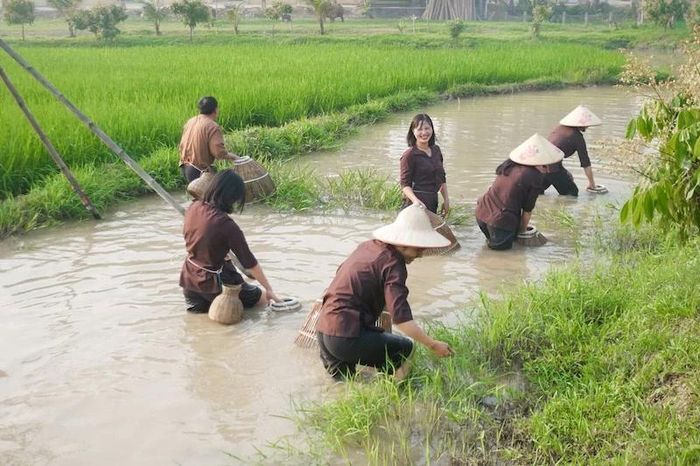 Đến với Làng du lịch Yên Trung, du khách sẽ được trải nghiệm nhiều hoạt động thú vị gắn liền với đời sống thôn quê. Ảnh: Fanpage Làng du lịch Yên Trung - Yên Định