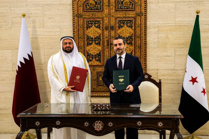 Ngoại trưởng Syria Asaad al-Shaibani và Quốc vụ khanh Qatar Mohammed Al Khulaifi ký biên bản ghi nhớ hợp tác tại Damascus. Ảnh: Middle East Monitor.
