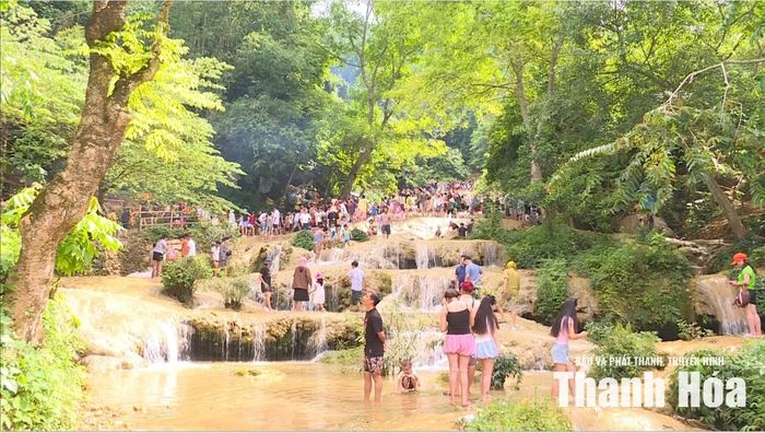 Thác Mây (xã Thạch Quảng) thu hút đông du khách những ngày cuối tuần. Ảnh: Phương Phương