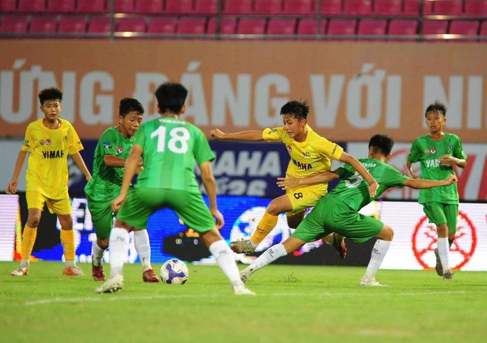 U13 Đông Á Thanh Hóa (áo vàng) “gục ngã” chóng vánh trong ít phút cuối trận. Ảnh: BTC