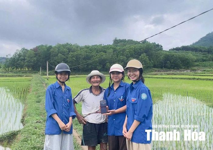 Đội hình “mùa hè số” đã và đang hỗ trợ thiết thực cho người dân sử dụng tiện ích của công nghệ số.