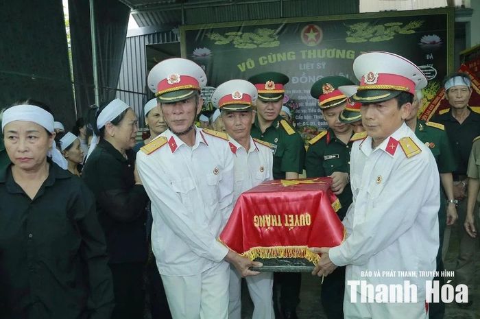 Hài cốt liệt sĩ Lê Đồng Cội được đưa về an táng tại nghĩa trang quê nhà.