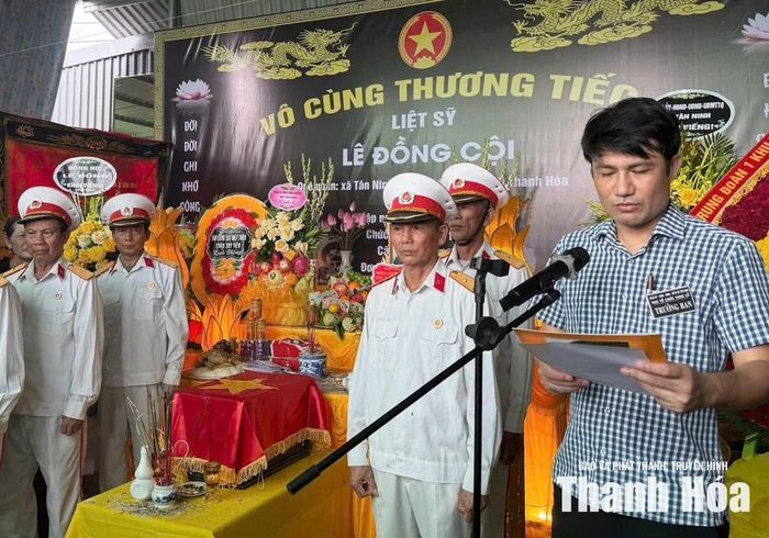 Đại diện lãnh đạo xã Tân Ninh đọc điếu văn truy điệu liệt sĩ Lê Đồng Cội.