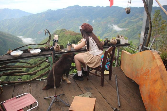Tại quán của ông Lường Việt Xuân, một nữ du khách ngồi ăn sáng và ngắm nhìn sống lưng khủng long. Ảnh: Chu Khôi.