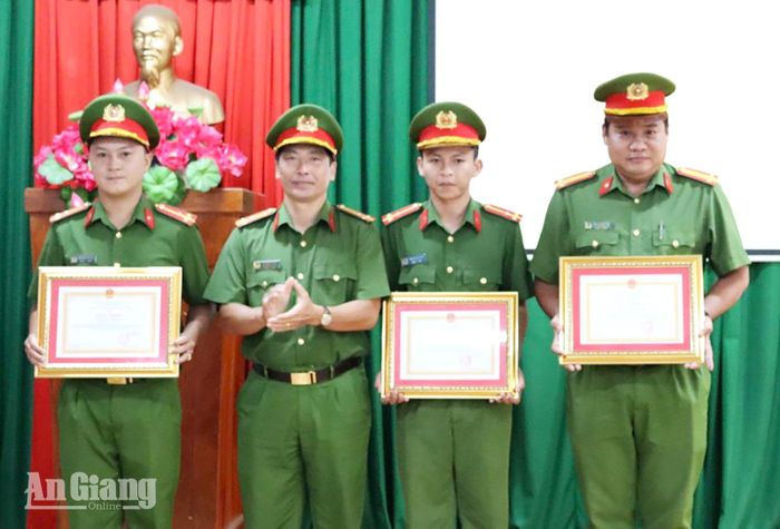 Thượng tá Phạm Việt Hùng, Phó trưởng Phòng Cảnh sát cơ động Công an tỉnh An Giang, trao tuyên dương cho các cá nhân.