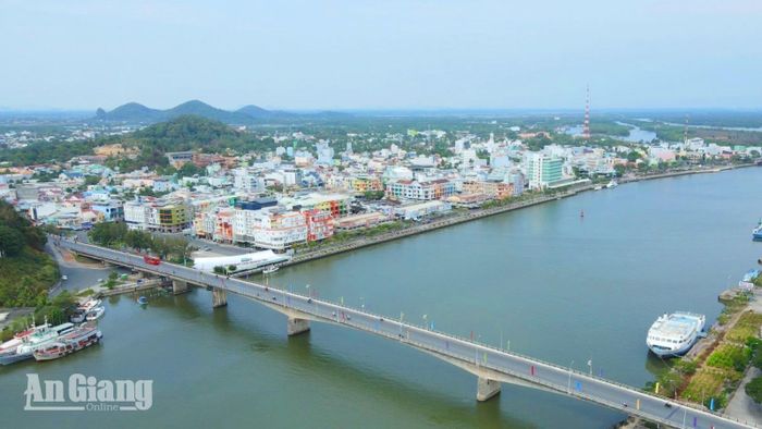 Hà Tiên vùng đất biên thùy với hơn 300 năm hình thành và phát triển, có lịch sử mở cõi oanh liệt gắn liền với công lao vĩ đại của Đức Khai trấn Mạc Cửu.