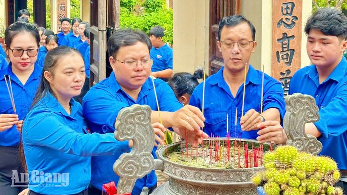 Thế hệ trẻ tưởng nhớ công lao của các bậc tiền nhân đã khai mở, xây dựng Hà Tiên ngày càng phát triển.