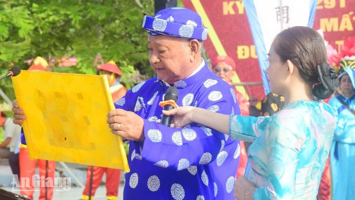Ông Ong Vĩnh Phúc, Phó Ban Bảo vệ di tích núi Bình San đọc sắc phong của vua Minh Mạng phong tước vị cho ngài Mạc Cửu.