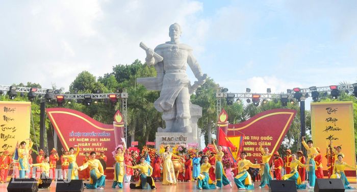 Văn nghệ chào mừng lễ hội truyền thống kỷ niệm 291 năm ngày mất của Đức Khai trấn Mạc Cửu (1735 - 2026).