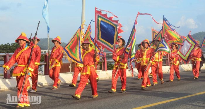 Đoàn thỉnh sắc lễ hội truyền thống kỷ niệm 291 năm ngày mất của Đức Khai trấn Mạc Cửu (1735 - 2026) di chuyển trên cầu Tô Châu.