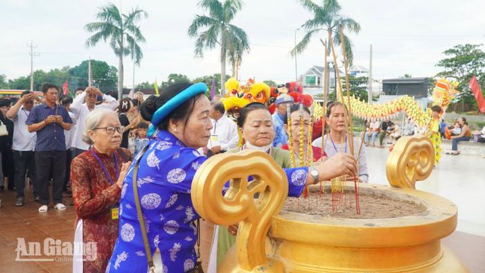 Con cháu dòng họ Mạc và người dân khắp nơi dâng hương tại Tượng đài Mạc Cửu.