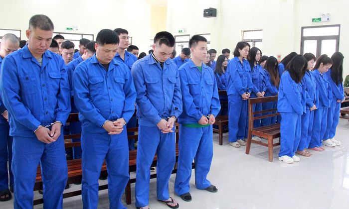  46 bị cáo trong đường dây lừa đảo gần 1.000 tỷ đồng bị đưa ra xét xử, tuyên phạt mức án nghiêm khắc. Ảnh: Thùy Ninh. 