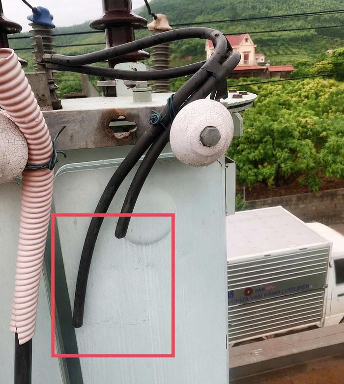 Kẻ gian cắt trộm dây trung tính nối đất của Trạm biến áp Phú Xuyên.