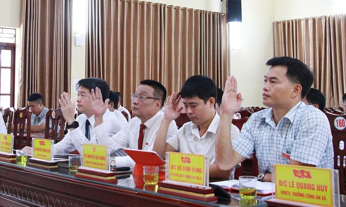  Các đại biểu biểu quyết thông qua Nghị quyết kỳ họp. 