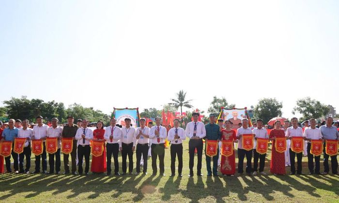  Lãnh đạo xã Phúc Hòa cùng các đại biểu trao cờ lưu niệm và tặng hoa các đơn vị. 
