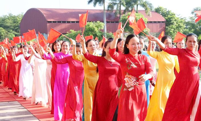  Khối Giáo dục xã Phúc Hòa tham gia diễu hành biểu dương lực lượng. 