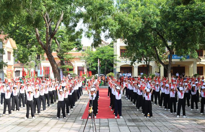  Màn đồng diễn của học sinh Trường Trung học cơ sở Hàn Thuyên tại lễ khai mạc Đại hội. 