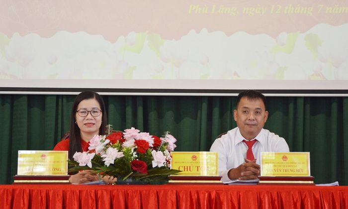 Các đồng chí chủ tọa kỳ họp.