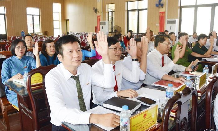 Đại biểu HĐND xã Phù Lãng biểu quyết thông qua Nghị quyết tán thành chủ trương thành lập phường.