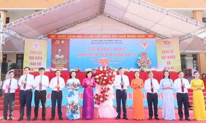  Đồng chí Trần Thị Hằng, Phó Chủ tịch Thường trực HĐND tỉnh và các đại biểu chúc mừng Đại hội. 