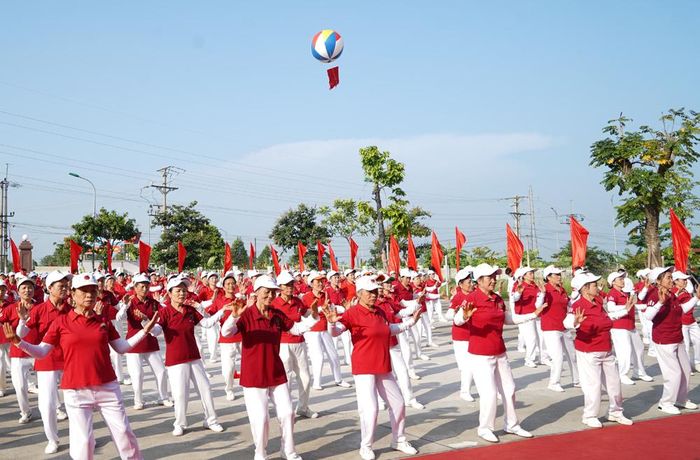  Màn đồng diễn của Người cao tuổi phường Bồng Lai tại Lễ khai mạc. 