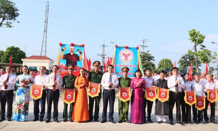  Các đại biểu tặng hoa, Cờ lưu niệm cho các khối tham gia diễu hành tại Đại hội. 