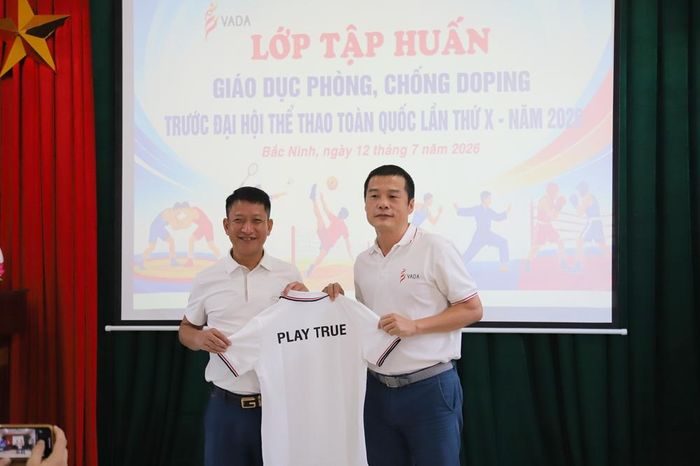  Lãnh đạo Trung tâm Phòng, chống doping Việt Nam tặng quà lưu niệm Trung tâm Huấn luyện và Thi đấu Thể thao Bắc Ninh số 1 với thông điệp về “thể thao sạch”. 