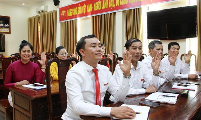  Các đại biểu HĐND xã Lương Tài biểu quyết thông qua nghị quyết kỳ họp. 