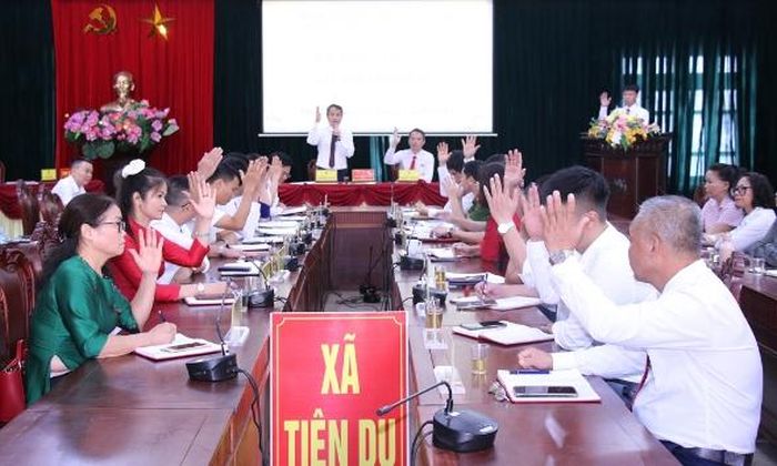 Đại biểu HĐND xã Tiên Du biểu quyết thông qua Nghị quyết tán thành chủ trương thành lập phường.