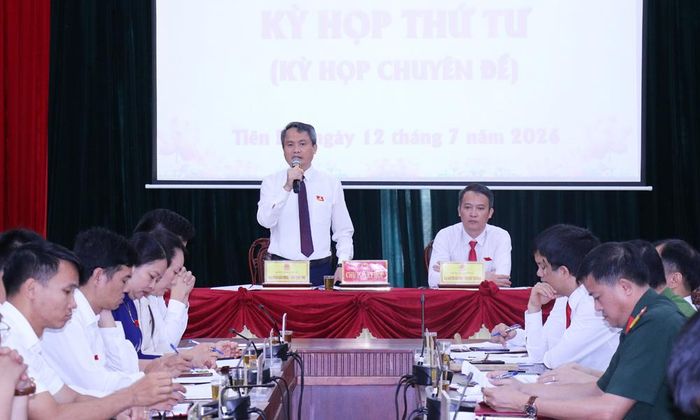 Các đồng chí Trần Văn Vững, Nguyễn Văn Thao chủ tọa kỳ họp.
