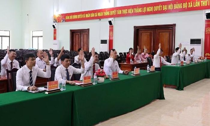  Các đại biểu HĐND xã Nhân Thắng biểu quyết thông qua Nghị quyết. 