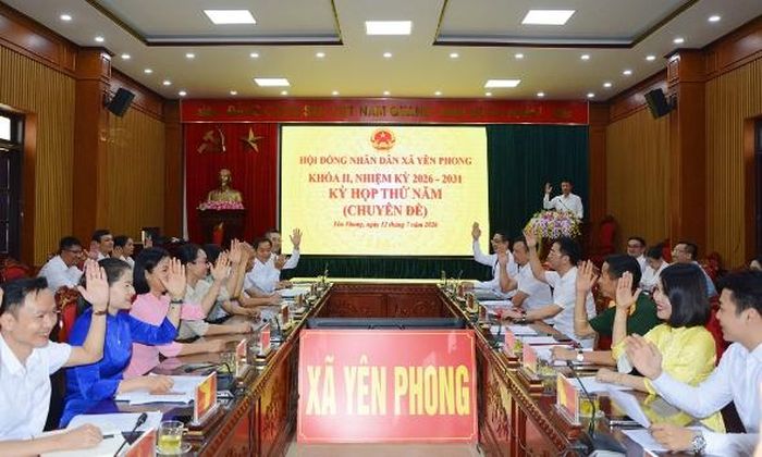  Đại biểu HĐND xã Yên Phong biểu quyết thông qua Nghị quyết. 