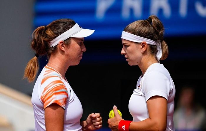 Karolina Muchova từng sát cánh Linda Noskova (trái) ở Thế vận hội Paris 2 năm trước.