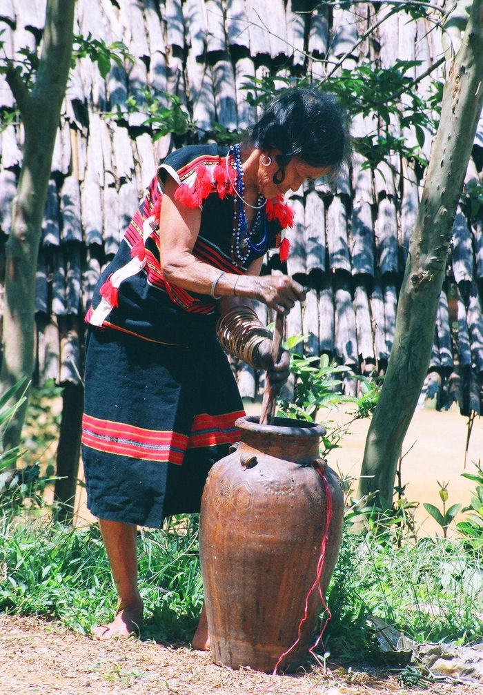 Khuấy đều thuốc nhuộm vải chiết xuất từ cây chàm.