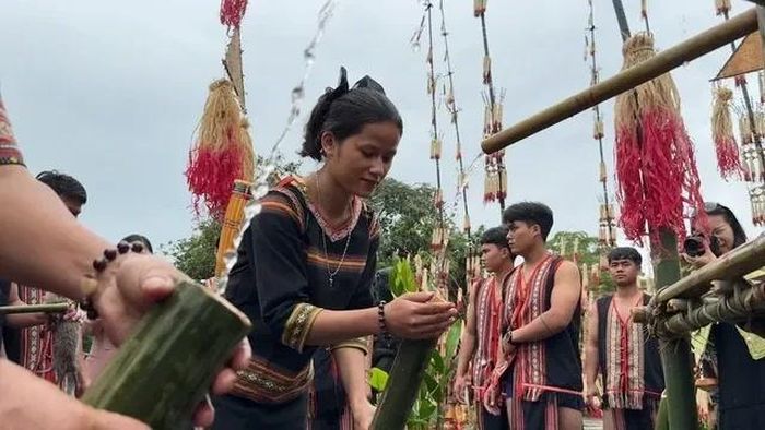 Lễ cúng máng nước của người Xơ Đăng. Ảnh: Tư liệu