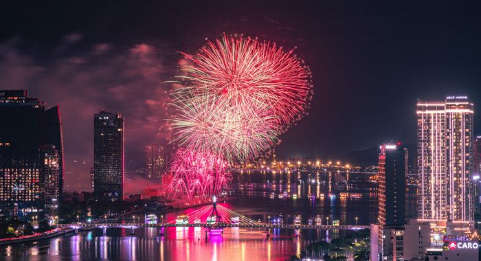 Những trường đoạn pháo hoa được dàn dựng công phu, dẫn dắt khán giả qua nhiều cung bậc cảm xúc. Ảnh: LÊ THỊ THU THỦY