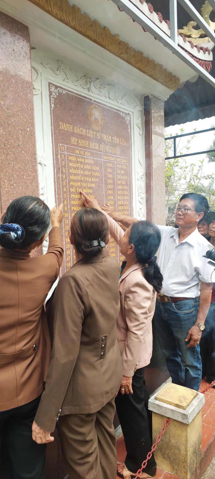 Tìm tên liệt sĩ trên bia tưởng niệm.