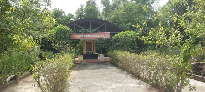 Quang cảnh bia tưởng niệm liệt sĩ trận tên lửa.