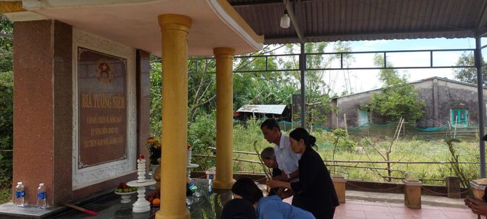 Người dân dâng hương hoa tưởng niệm liệt sĩ. Ảnh: N.H.Đ