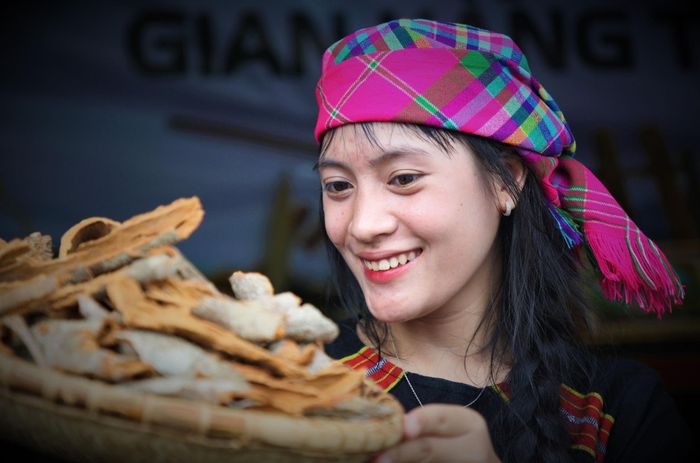 Thiếu nữ Ca Dong giới thiệu sản phẩm vỏ quế khô tại không gian lễ hội “Hương quế Trà Leng”. ALĂNG NGƯỚC