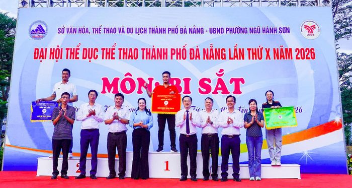 Ban tổ chức trao giải toàn đoàn cho đội thi đấu. Ảnh: BẢO LÂM