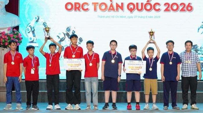 Các thành viên đội Q-Sparks (áo đỏ) xuất sắc giành giải Nhất chung cuộc Cuộc thi Robocon ORC (Open Robotics Challenge) năm 2026 cấp quốc gia bảng Explorer dành cho học sinh THCS và THPT. Ảnh: BTC.