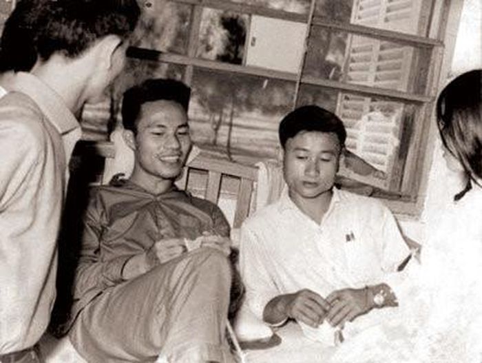 Nhà thơ Trần Quang Long (ngồi, bên trái). Ảnh: Tư liệu