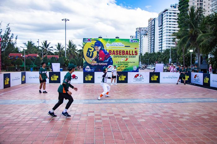 Trải nghiệm bóng chày kiểu Nhật (Baseball5 - bóng chày 5 người) tại Công viên Biển Đông, tạo sân chơi bổ ích để thanh thiếu niên hai nước giao lưu, đồng thời giới thiệu môn bóng chày 5 người đến đông đảo người dân và du khách. Ảnh: BẢO LÂM