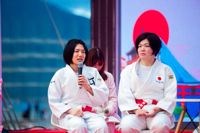 Hai vận động viên Tachimoto Megumi (bên phải) và Nakamura Misato (bên trái) của Nhật Bản đạt nhiều thành tích cao ở sân chơi Olympic quốc tế. Ảnh: BẢO LÂM