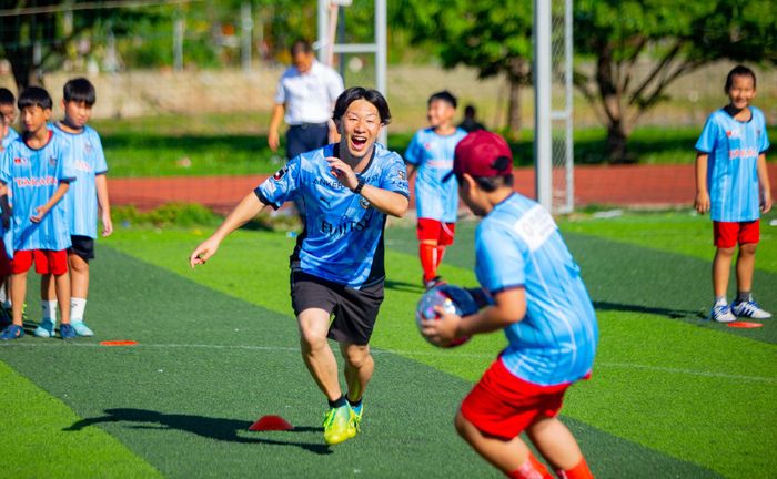 Tham gia chương trình giao lưu có 70 thiếu niên đến từ nhiều địa phương, trung tâm bóng đá trên địa bàn thành phố. Ảnh: BẢO LÂM
